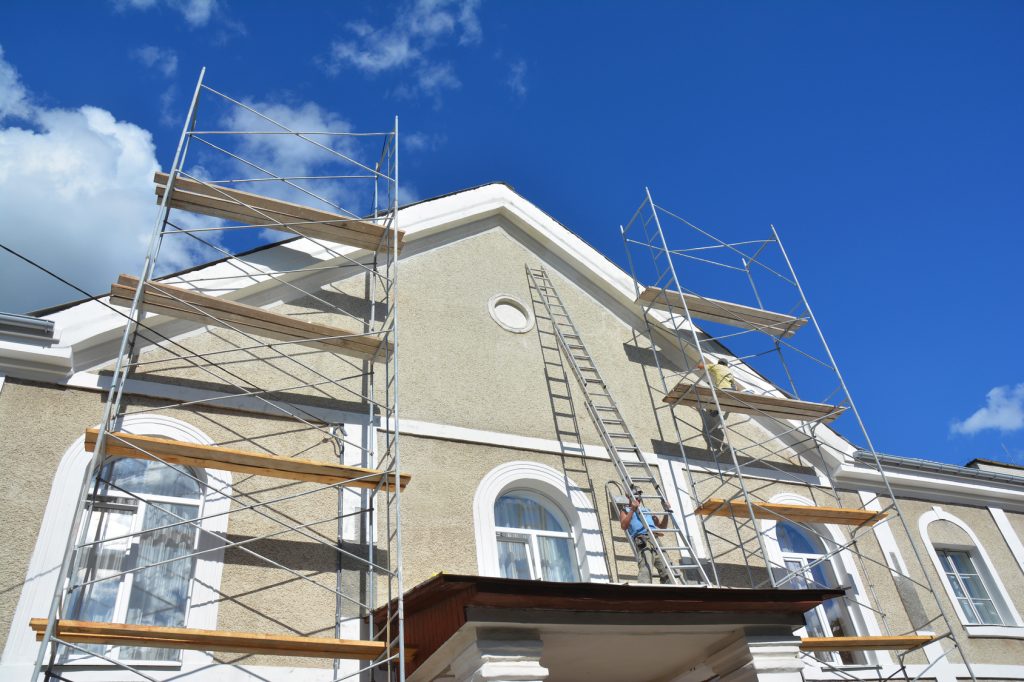 Stucco Contractors: When You Need Them & When to DIY